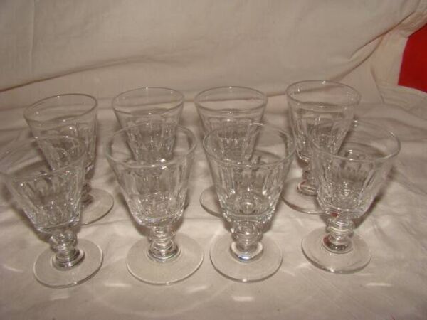 8 verres à apéritif en cristal de '' Baccarat '' modèle '' Caton