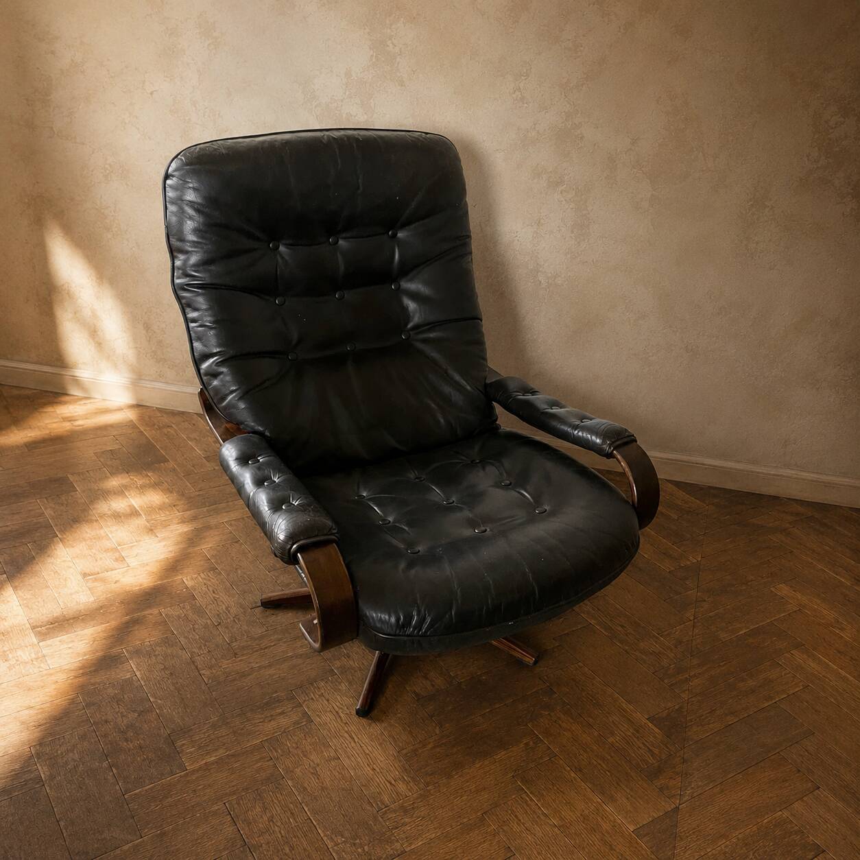 Scandinavian swivel lounge chair in black leather with a bent wood frame, 1970s.