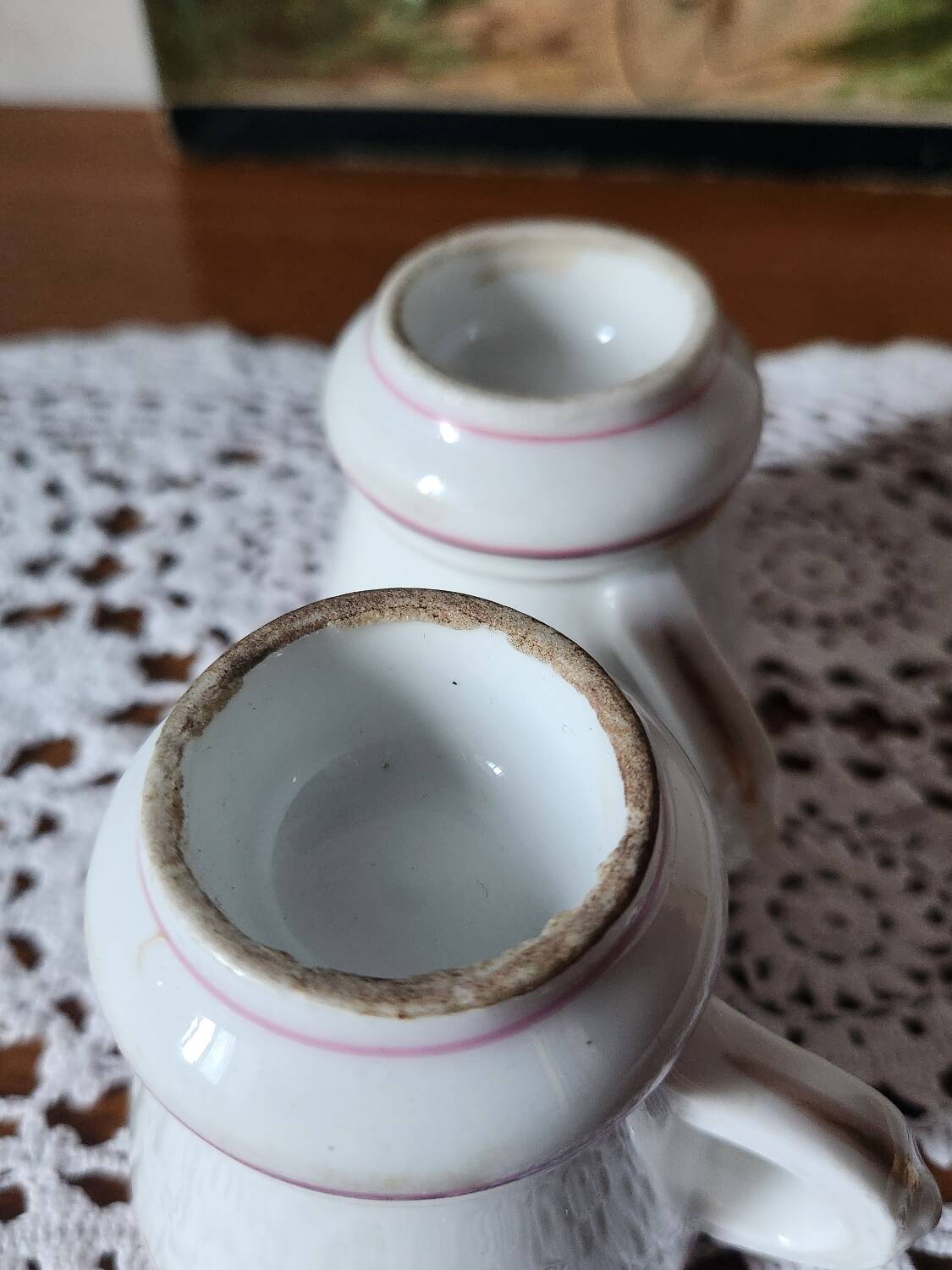 2 tasses à café Brulot de barware lourd taille demi-tasse de la fin des années 1800. Ustensiles blancs expresso Kitchenalia. Bistrot français rustique