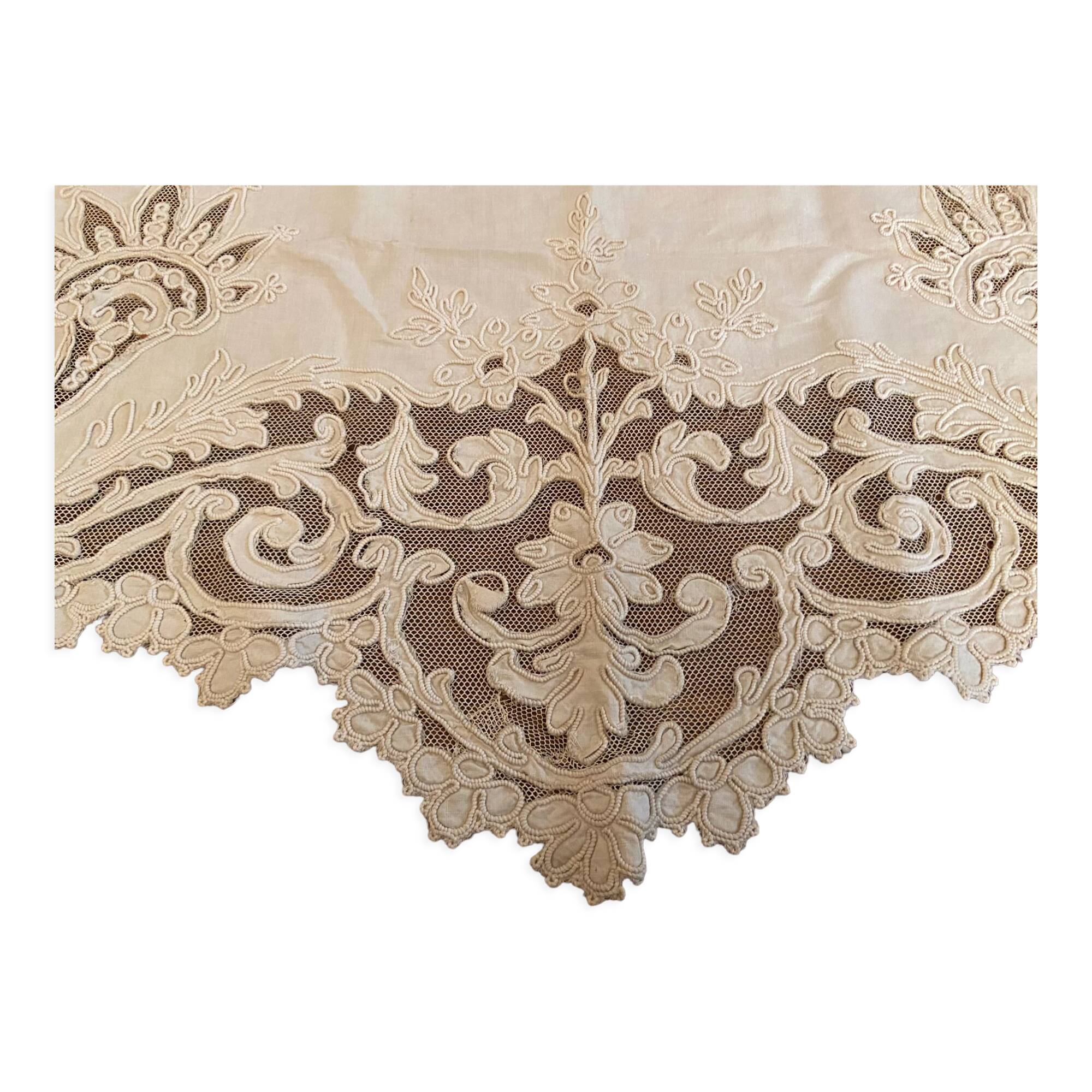 Sheet with embroidered decoration and openwork with cornucopia late nineteenth