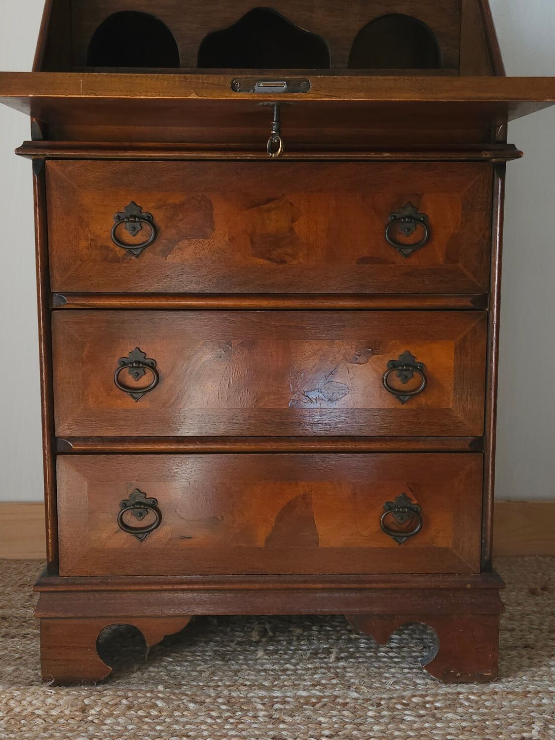 Sloped walnut secretary from the 20th century.
