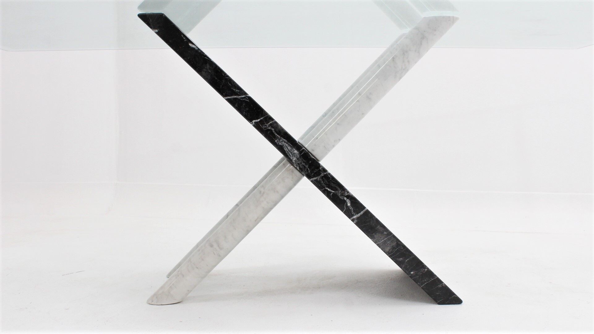 Table à manger italienne en marbre de Carrare des années 1970