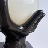 Lampe a poser vintage 1980 mains enserrant boule verre blanche