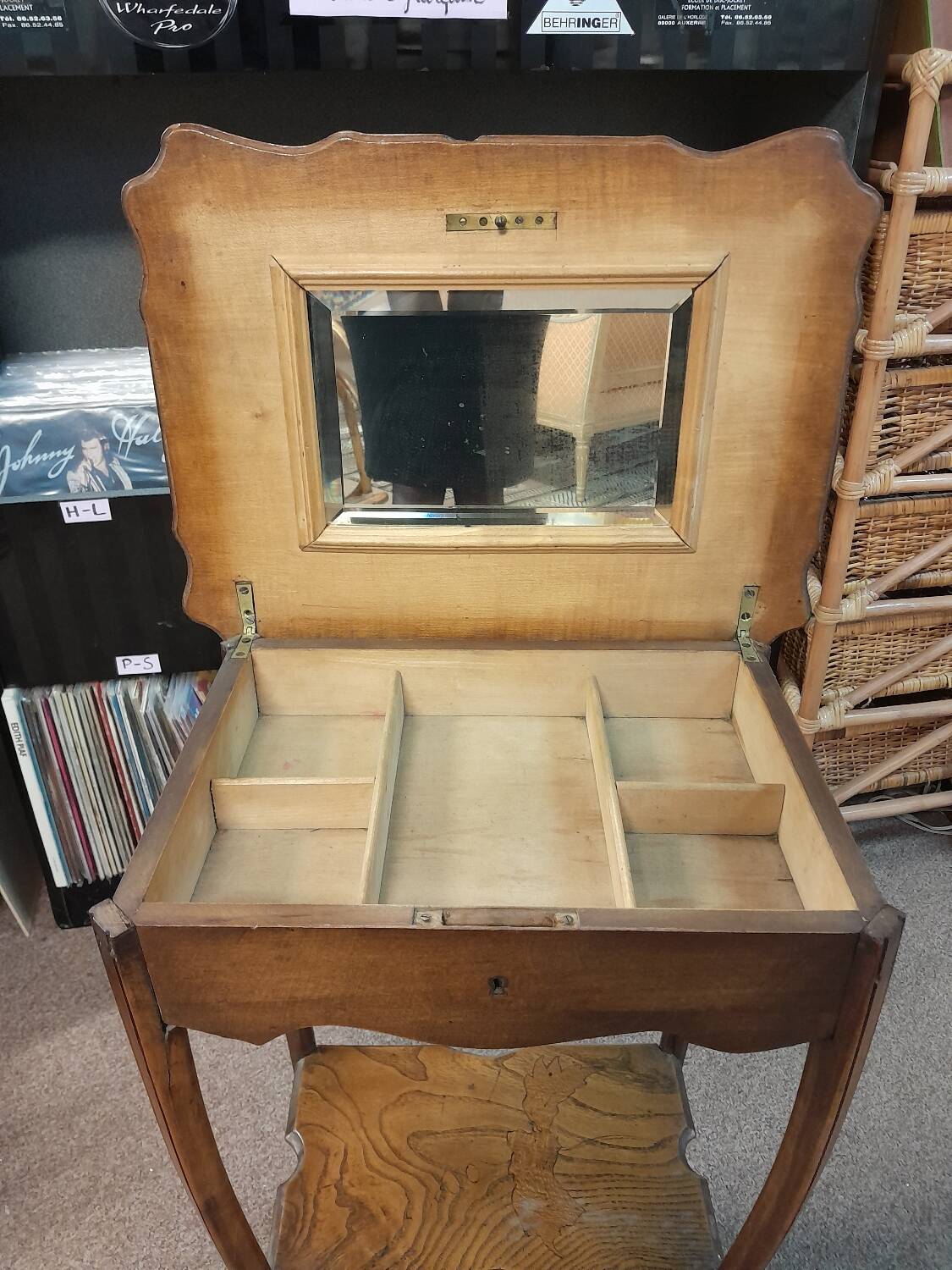 Inlaid dressing table