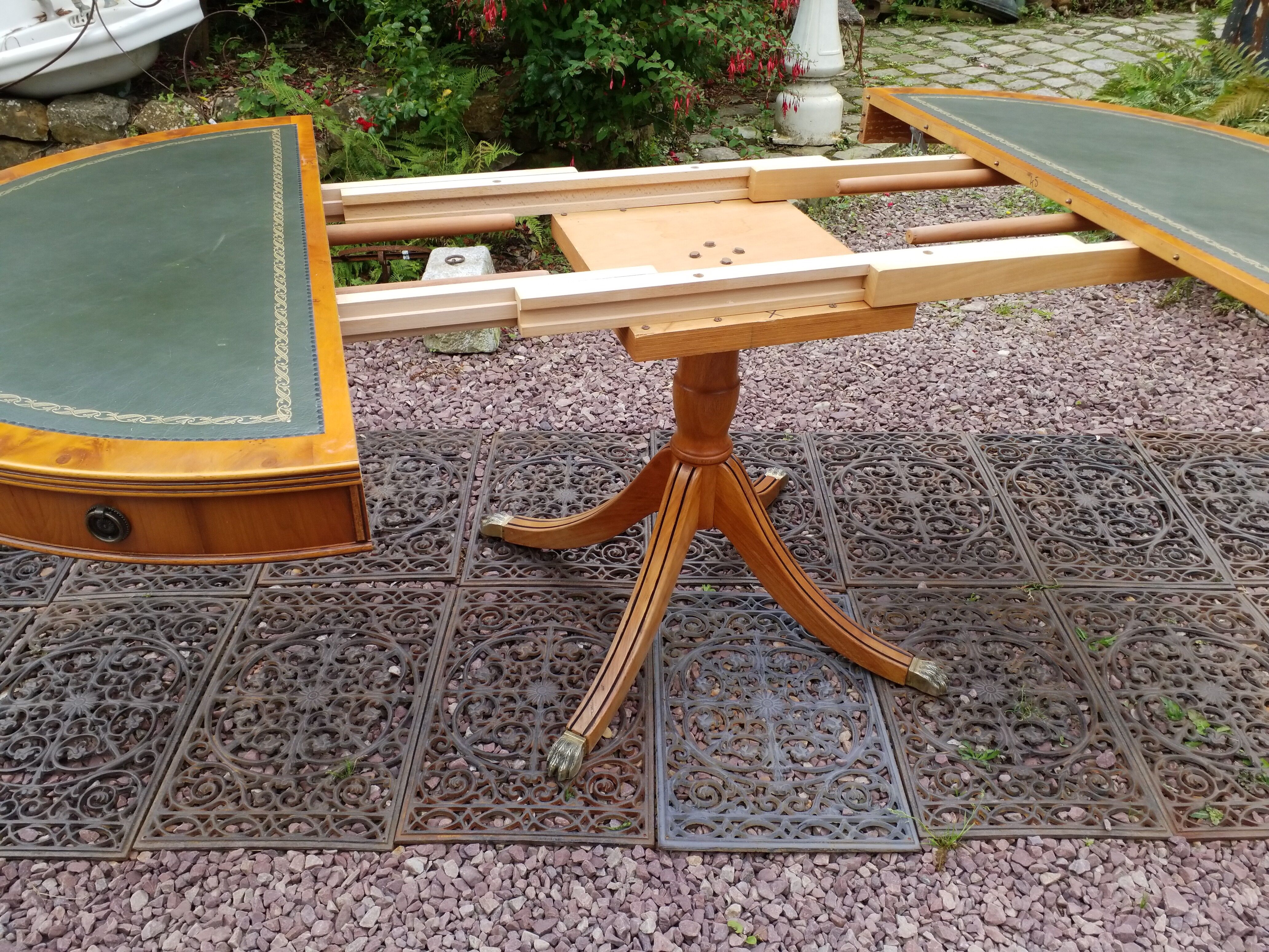 Table guéridon en cuir