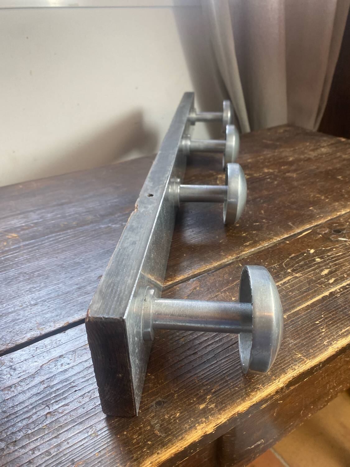 Patère en bois et aluminium
