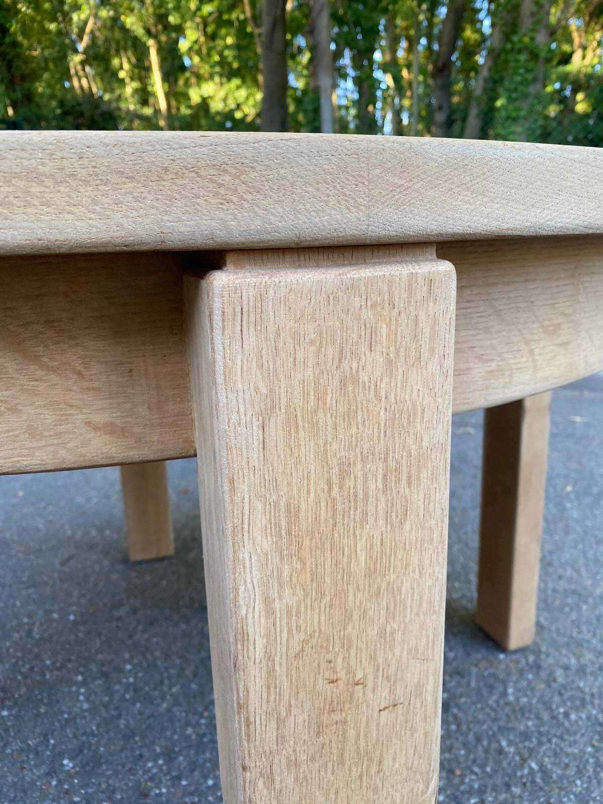Table à manger scandinave ronde extensible décapée en chêne brut 1980