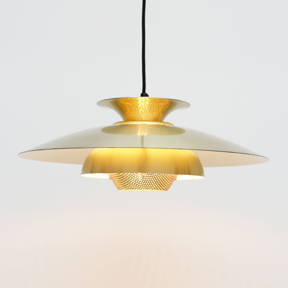 Suspension danoise « Massive » en laiton doré 1960