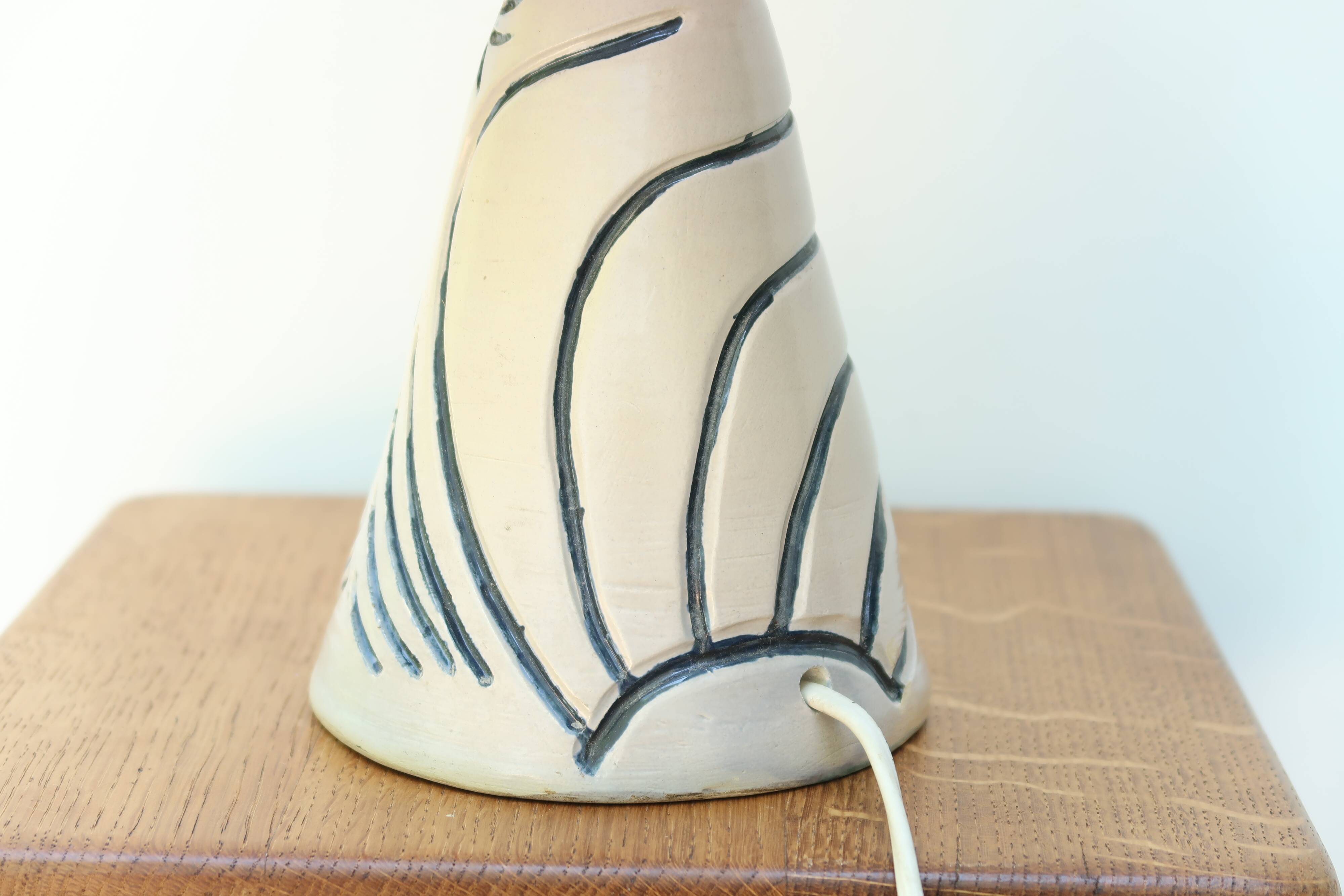 Lampe blanche et bleue en céramique, abat jour en raphia