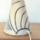 Lampe blanche et bleue en céramique, abat jour en raphia