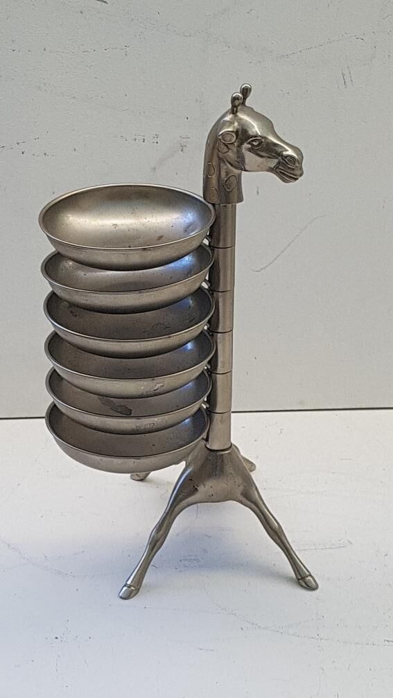 Giraffe-shaped table servant