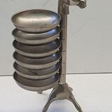 Giraffe-shaped table servant