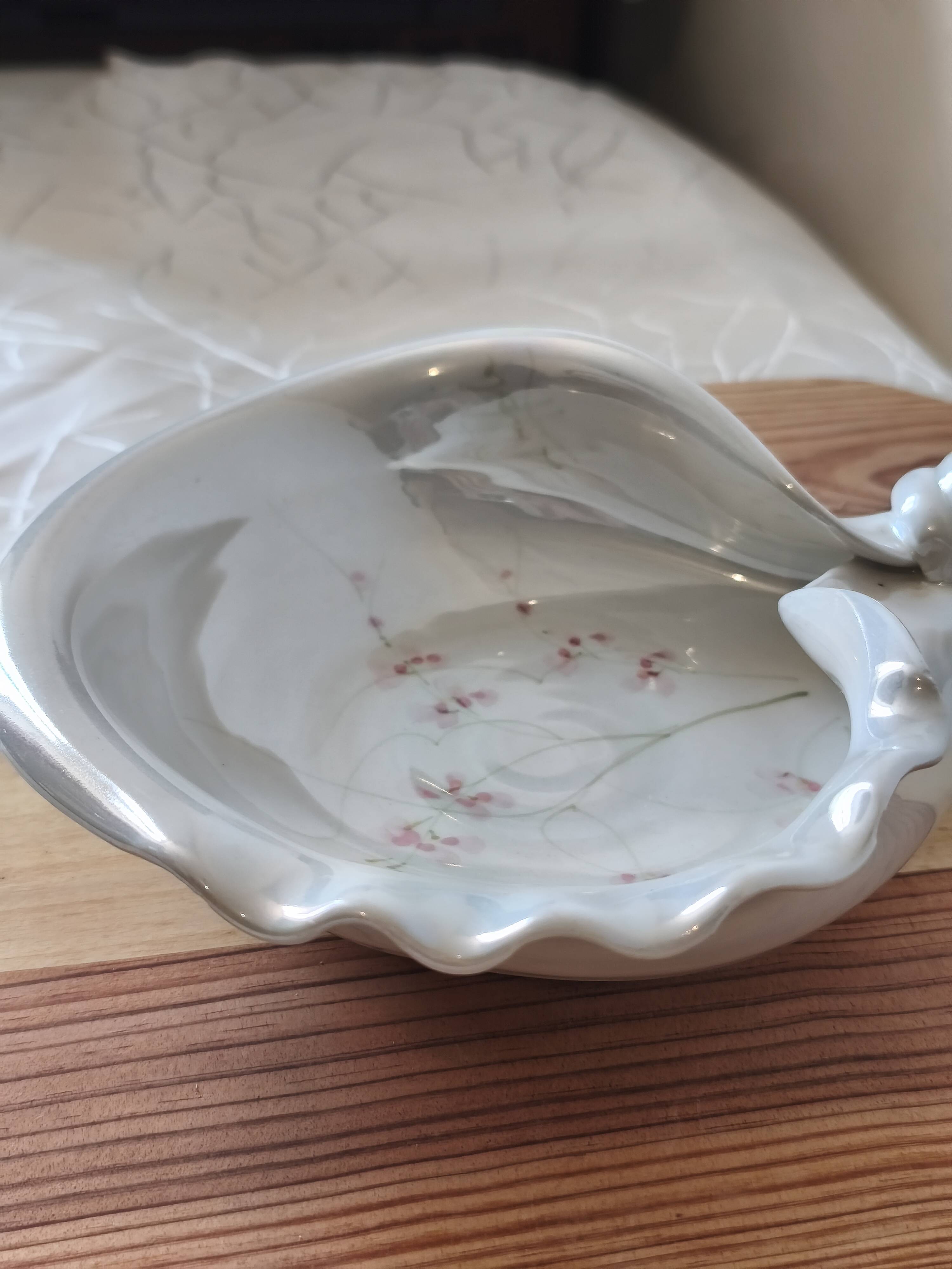 Vide poche coquille en porcelaine irisée