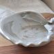 Vide poche coquille en porcelaine irisée
