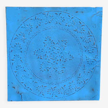 Plaque victorienne en métal gaufré bleu