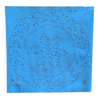 Plaque victorienne en métal gaufré bleu