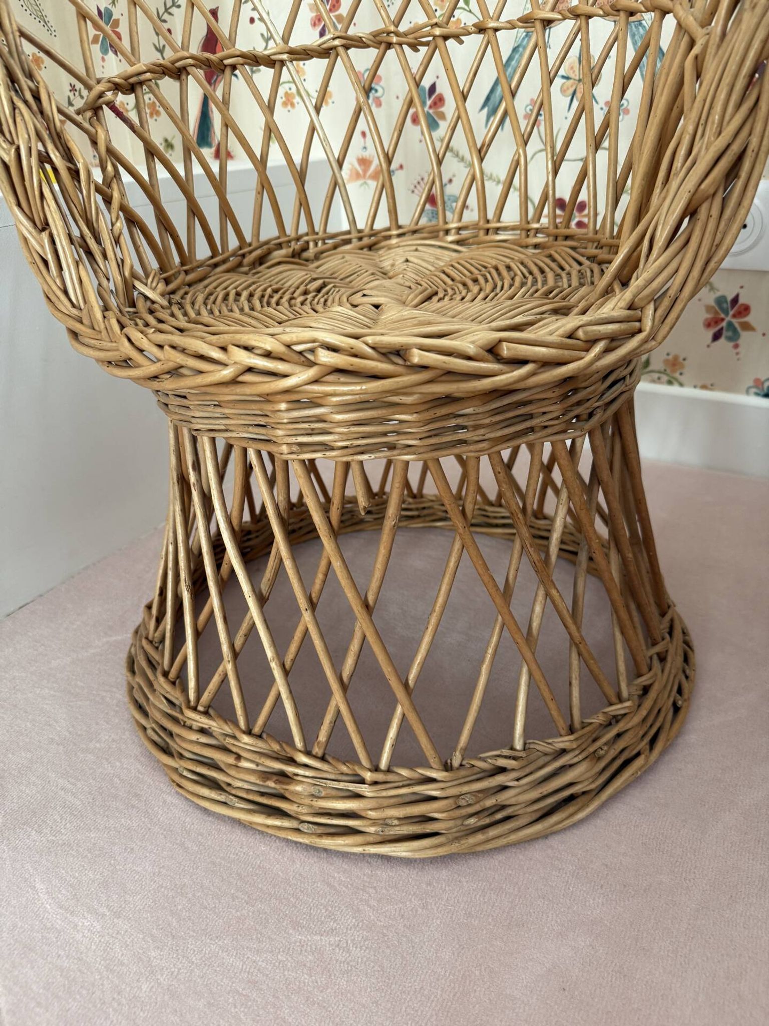 Table et deux fauteuils pour enfants en osier