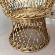 Table et deux fauteuils pour enfants en osier