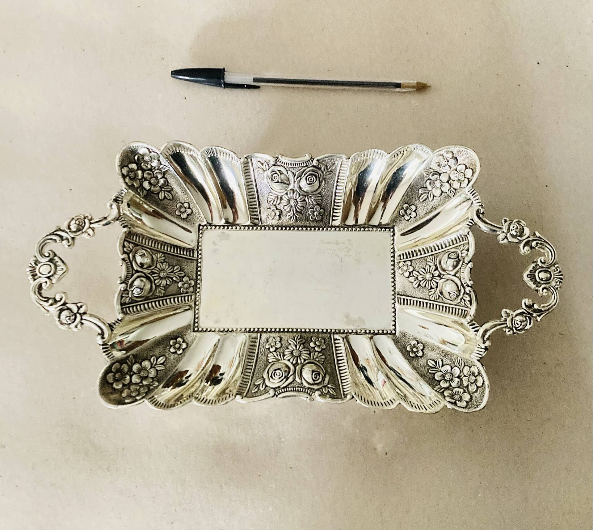 St Louis XV style letter tray, empty pocket, 20th century, in repoussé metal.
