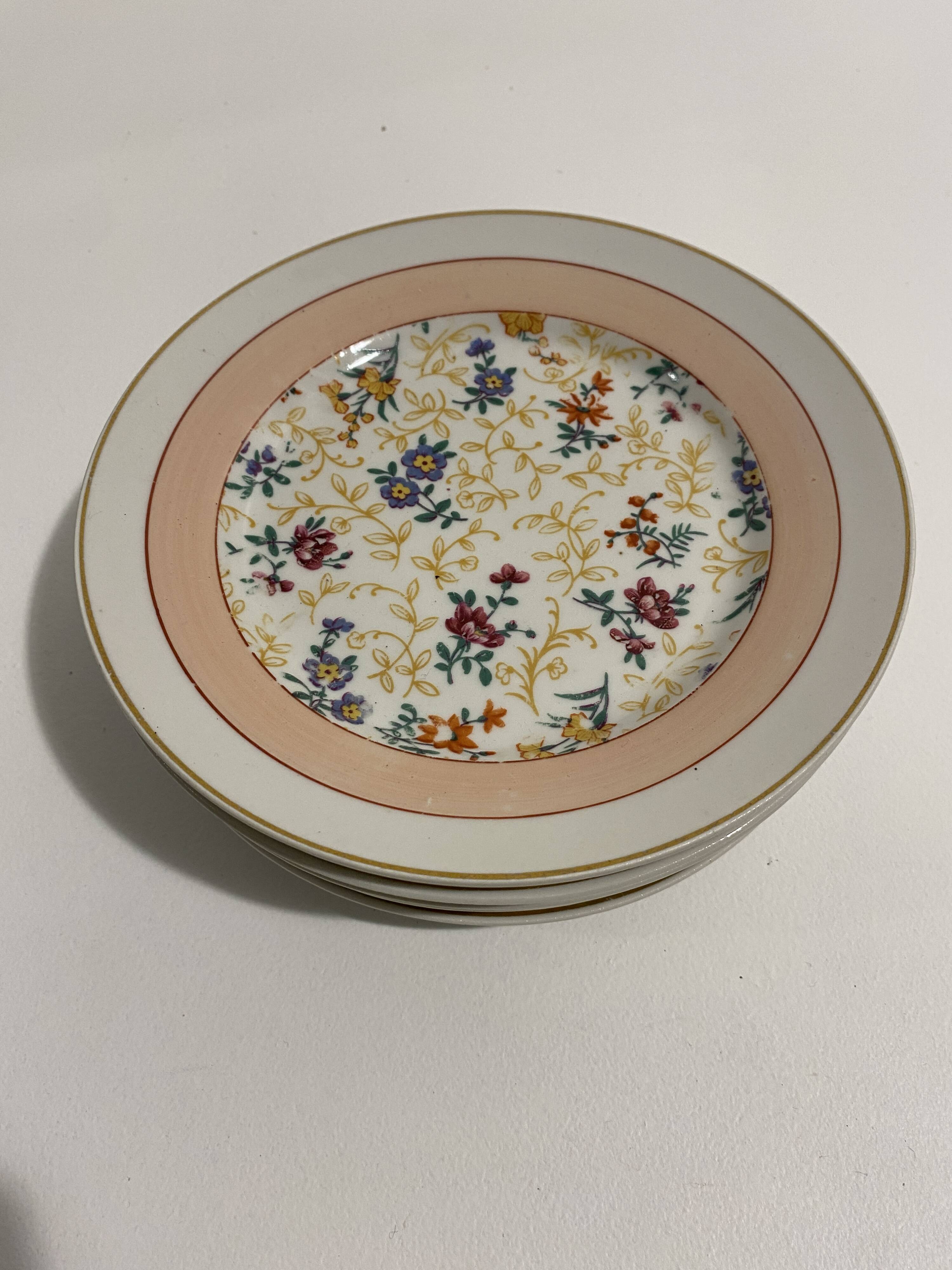 Dessert service, cake service, flowers and gilding, 6 plates and a vintage pie dish.