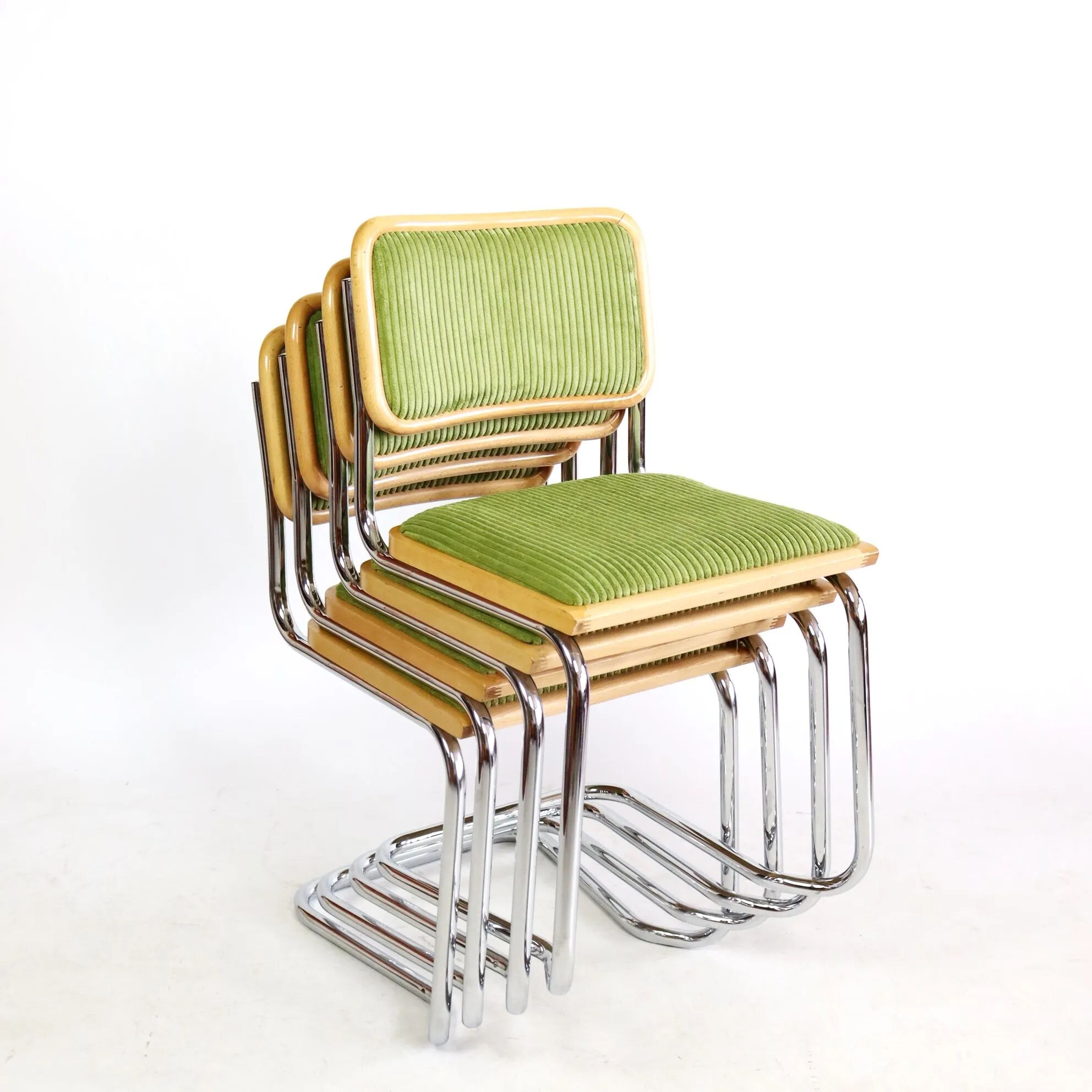 Série de quatre chaises B32