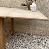 Stripped and extendable farm table