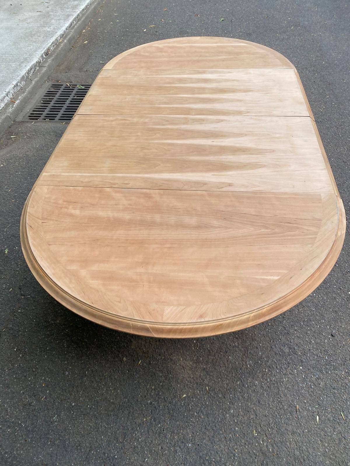 Round extendable farmhouse dining table, stripped, Louis XIII style from the 1960s.