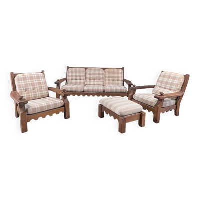 Salon vintage en bois massif avec coussins à carreaux