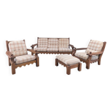 Salon vintage en bois massif avec coussins à carreaux