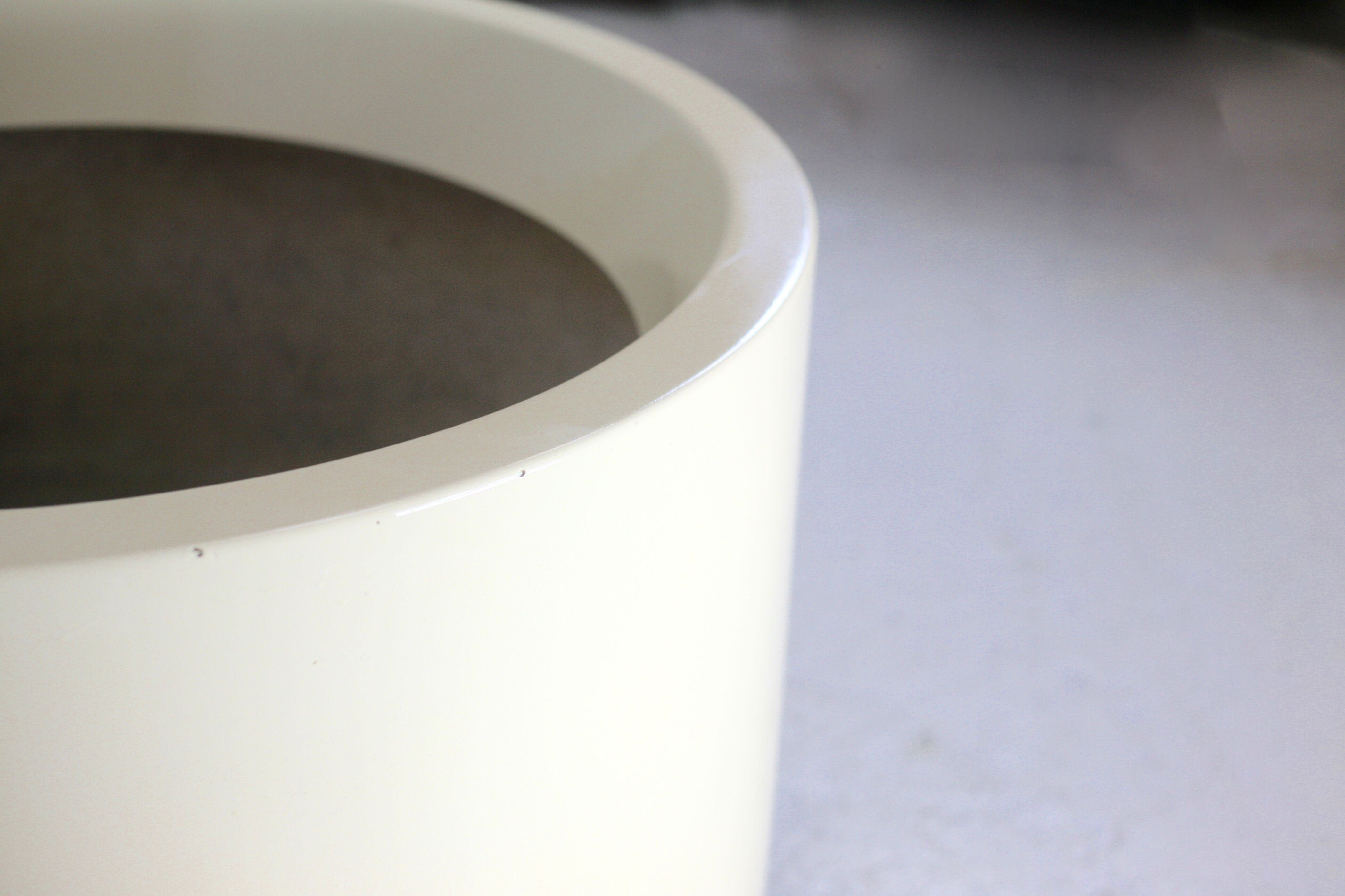 Important cylindrical planter in cream lacquered fiberglass, circa 1970