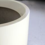 Important cylindrical planter in cream lacquered fiberglass, circa 1970