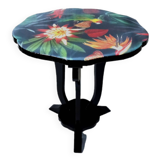 Table d’appoint art déco relookée avec plateau de décor perroquet tropical recouverte d’epoxy