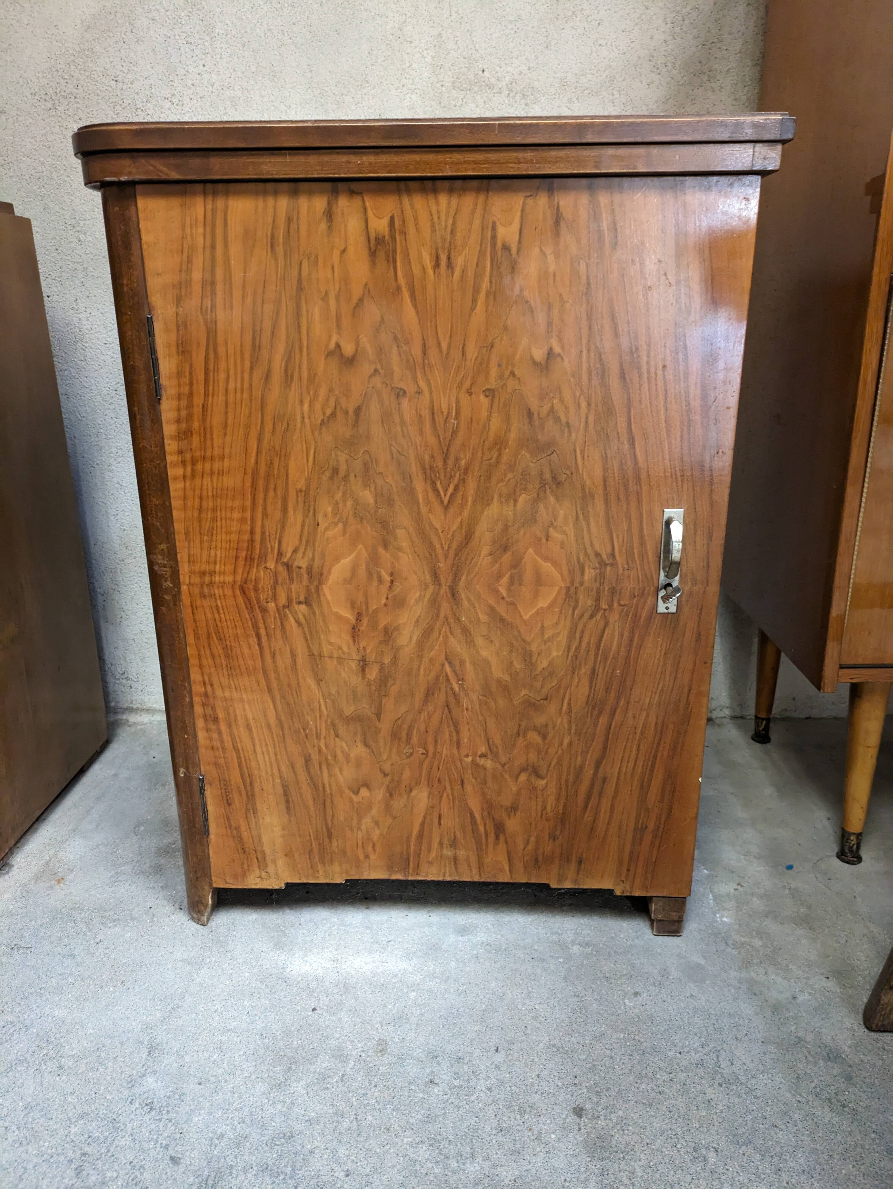 Singer sewing machine in its cabinet