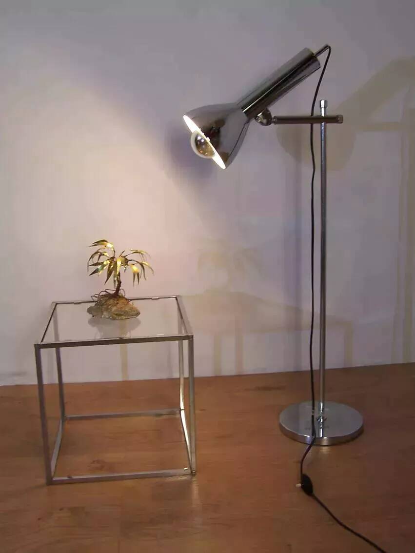 Articulated lamp in chrome metal