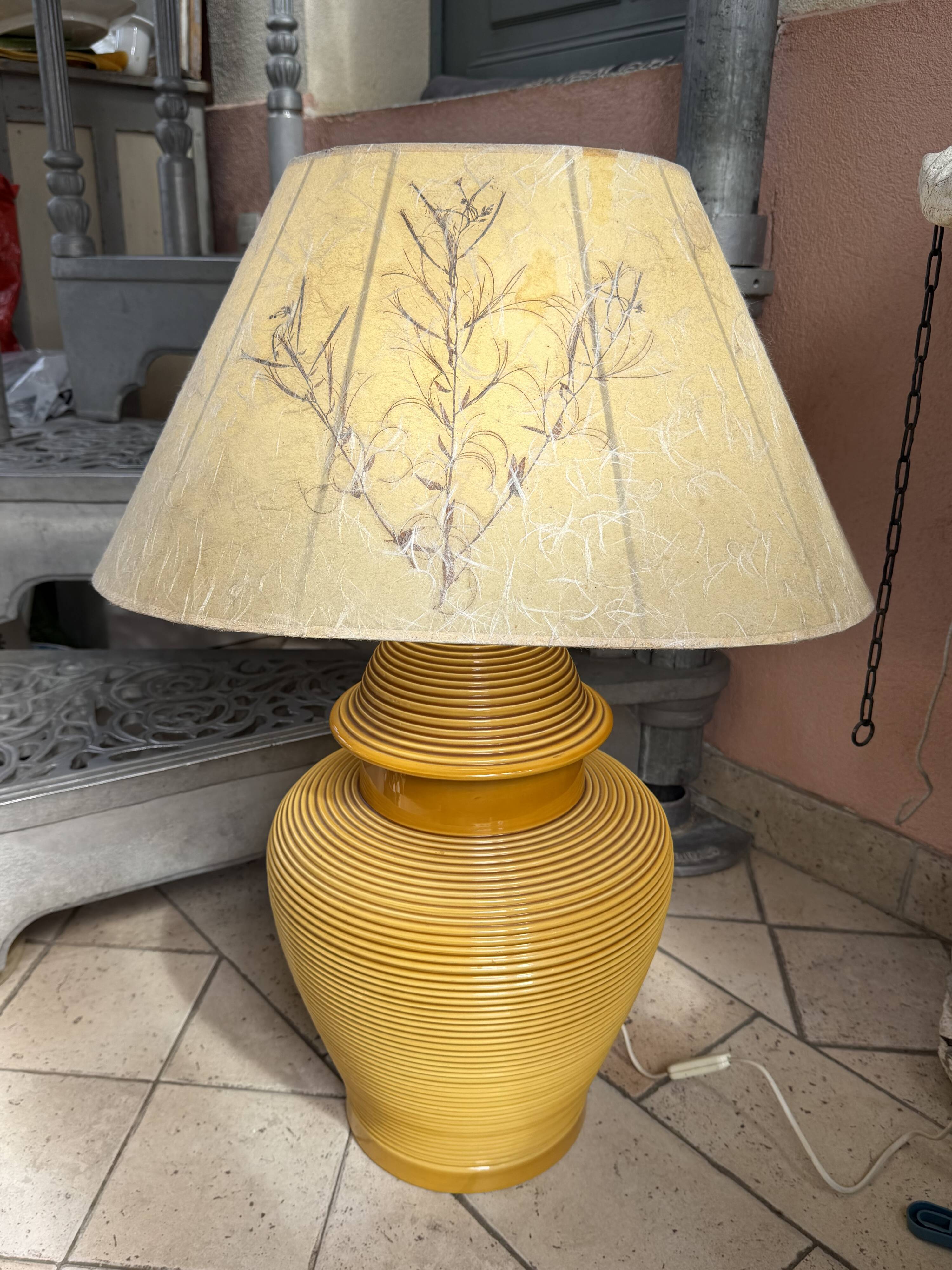 Grande lampe en céramique nervurée jaune moutarde 1970