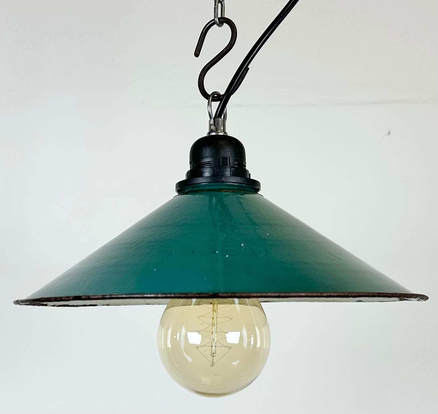 Suspension industrielle en émail vert d’usine, années 1960