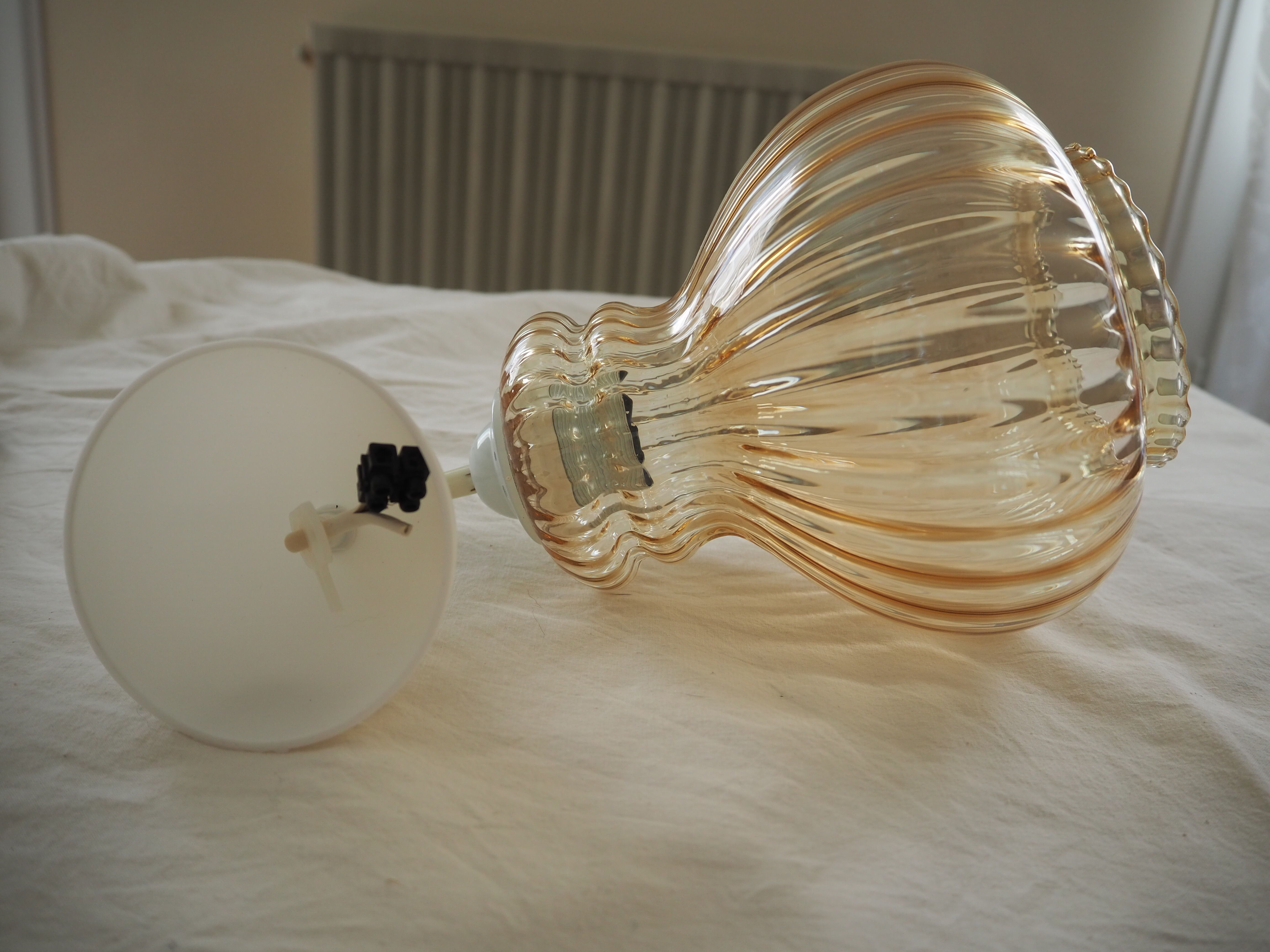 Pear-shaped striped suspension, in smoked glass.