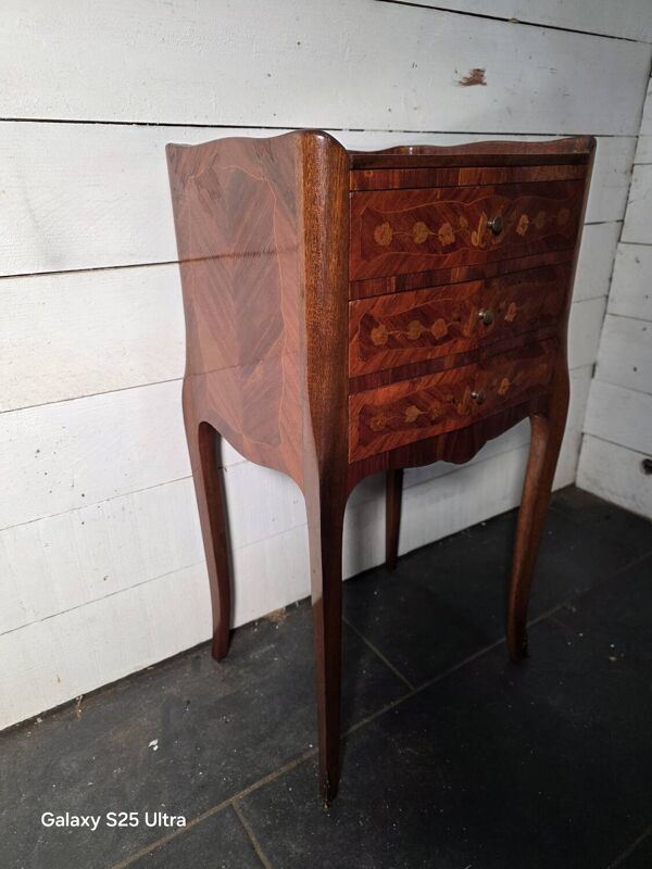 Table de chevet style Louis XV en marqueterie  3 tiroirs
