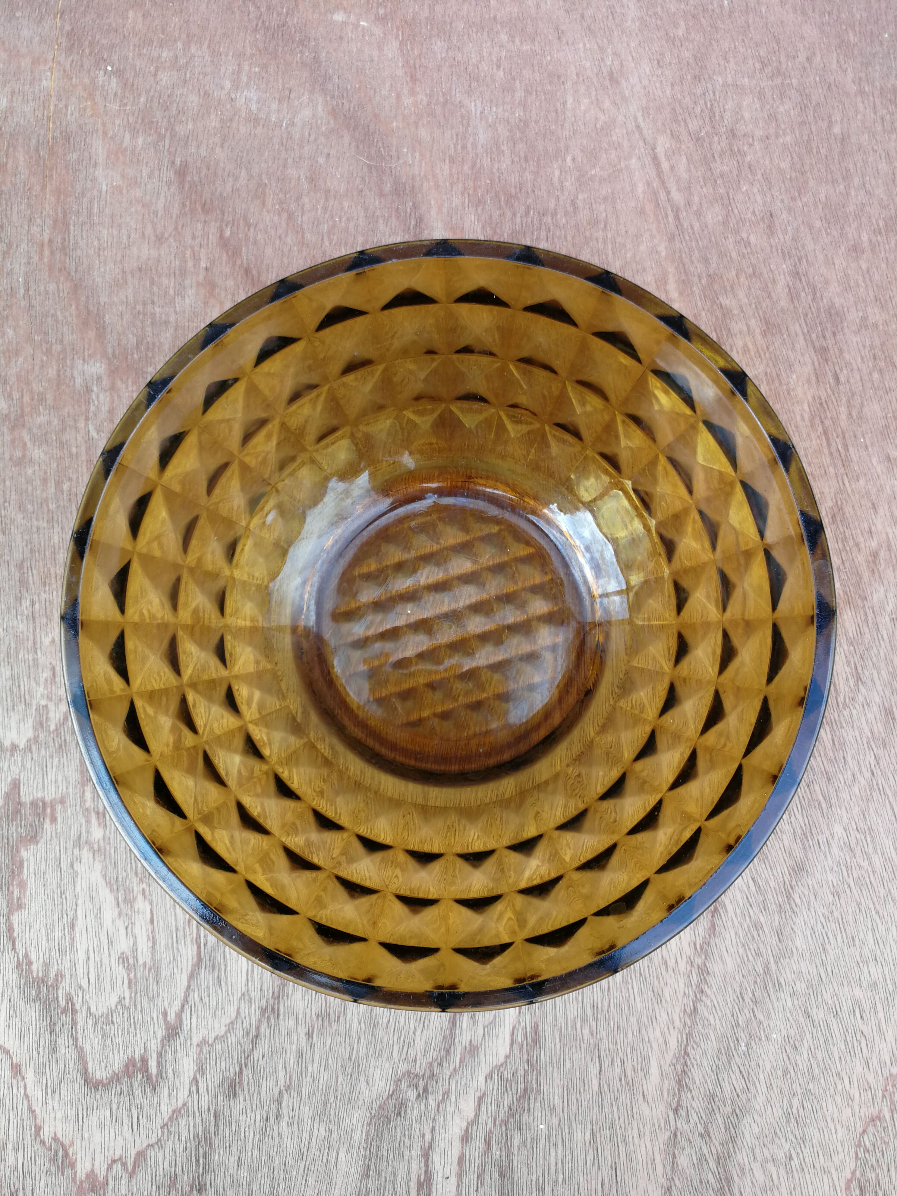 Saladier en verre ambré ciselé
