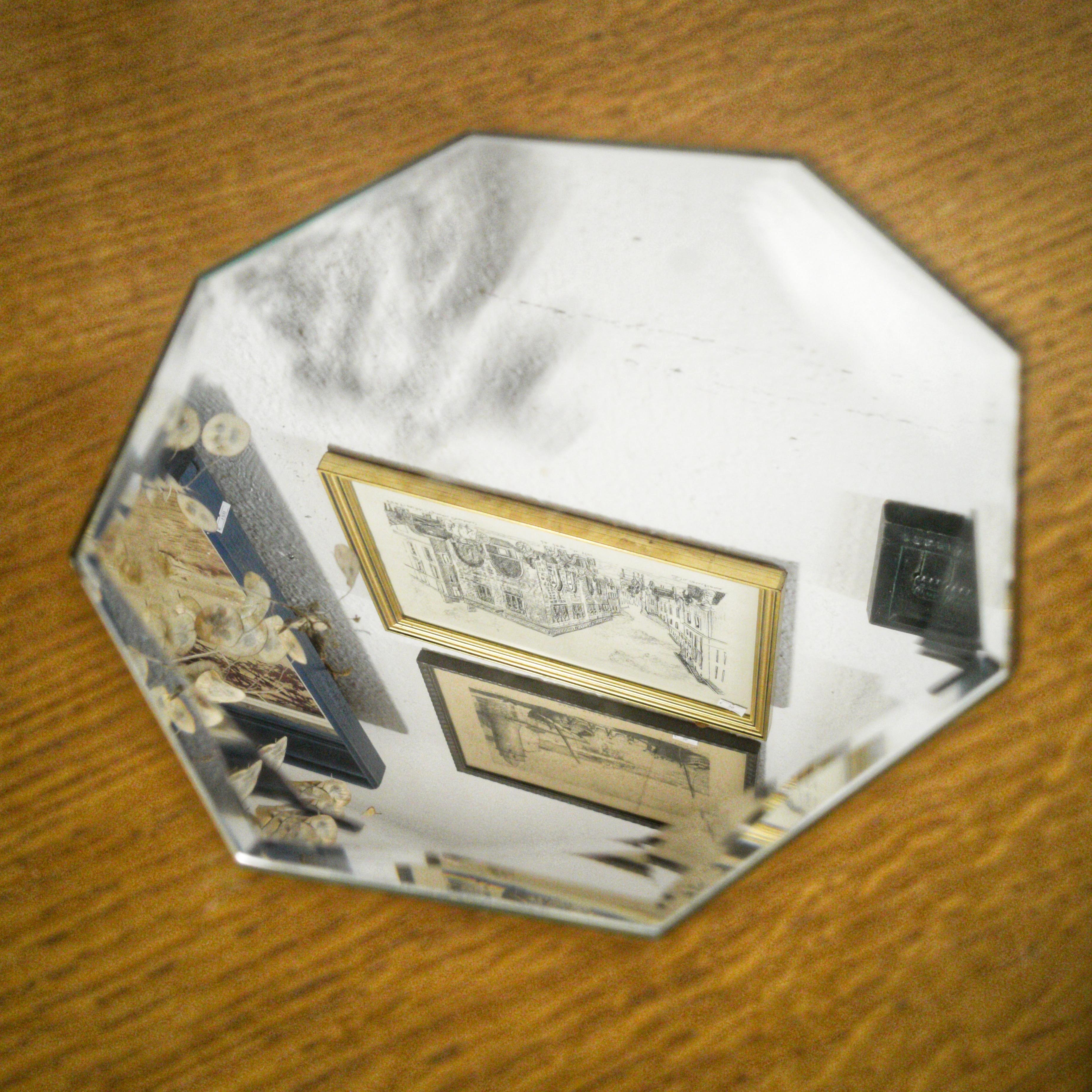 Bevelled mirror to lay