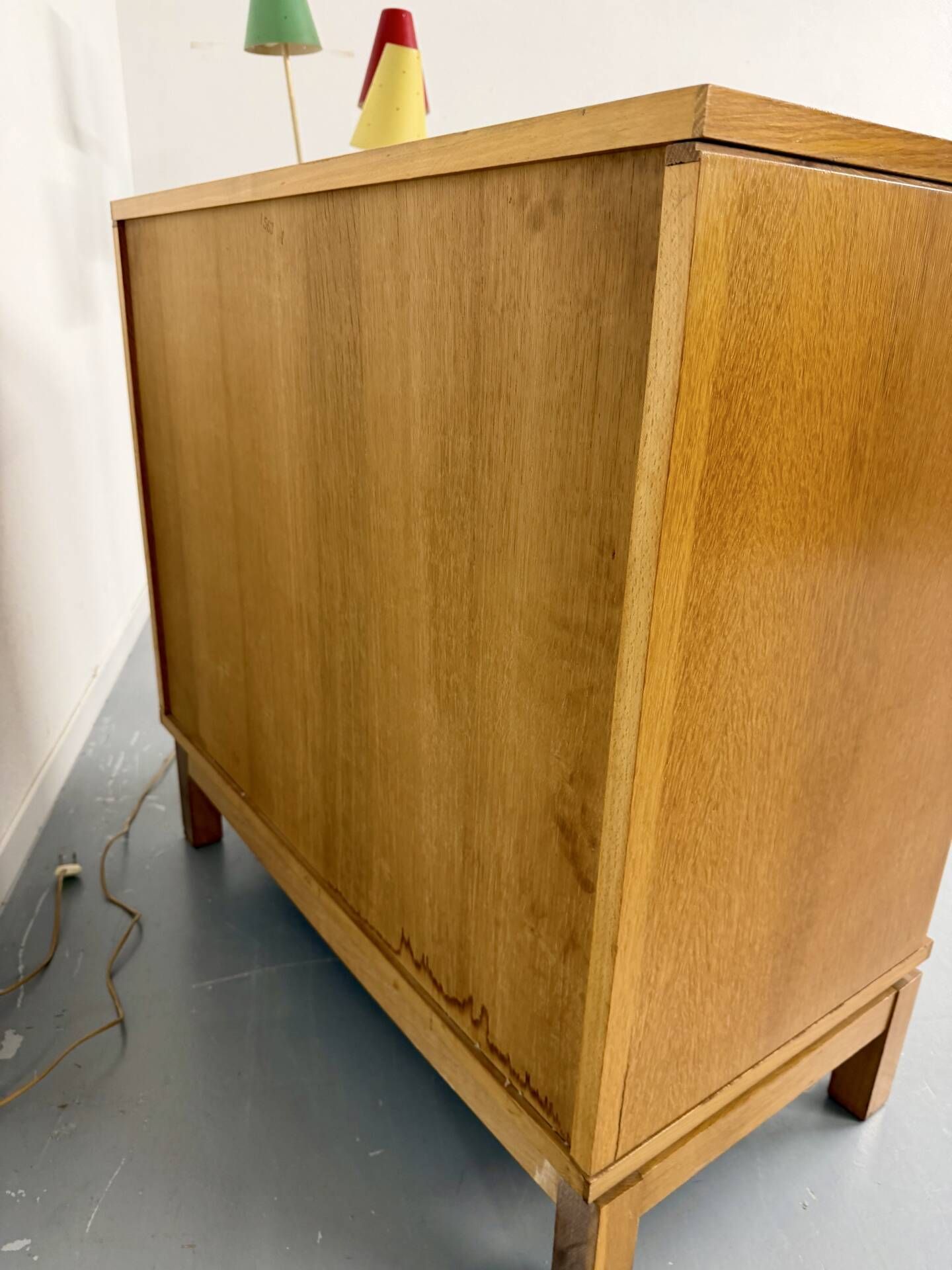 Vintage chest of drawers with 5 drawers in light wood, French design from the 60s/70s.