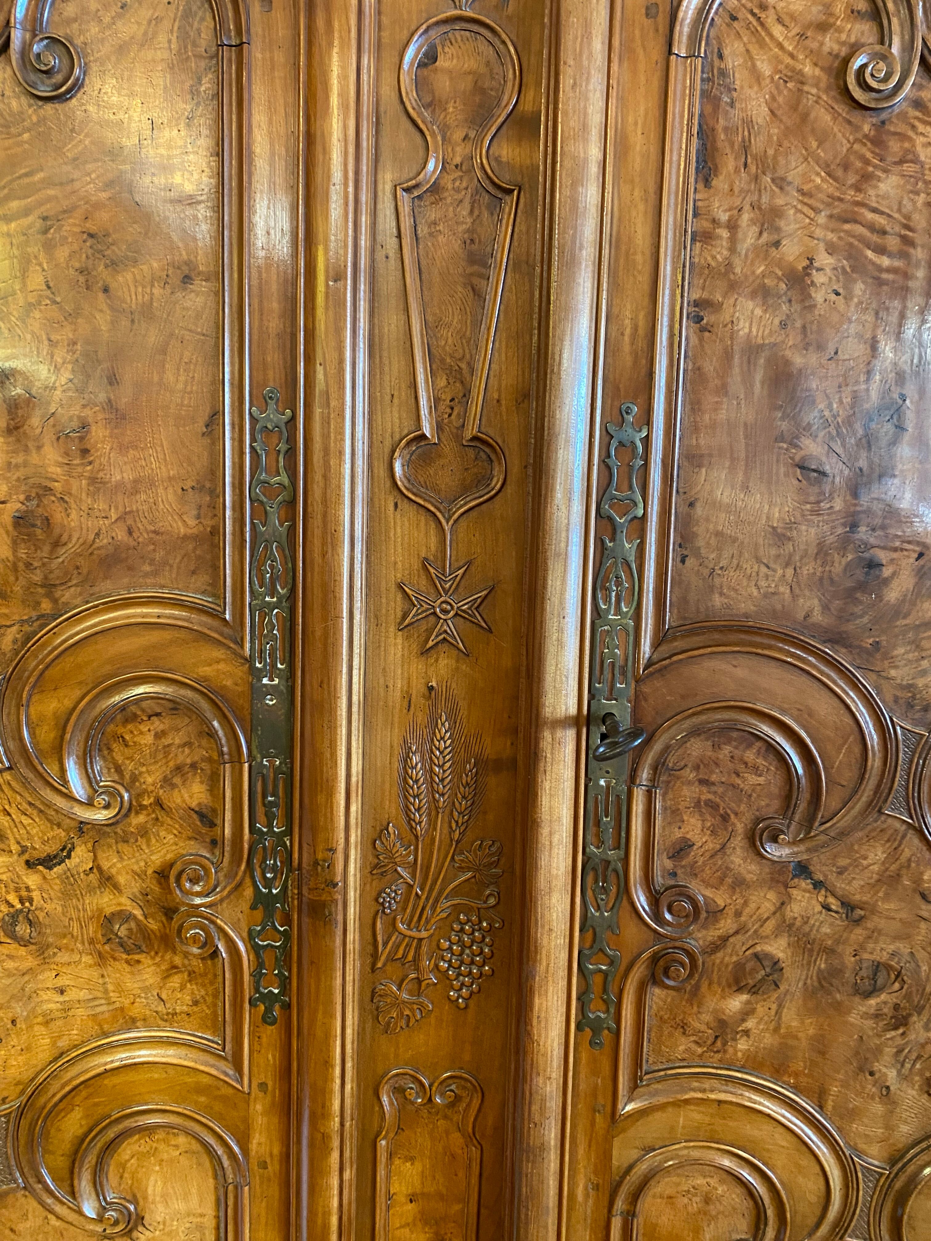 Wedding wardrobe of the Bressan country in walnut and walnut magnifying glass dated 1850