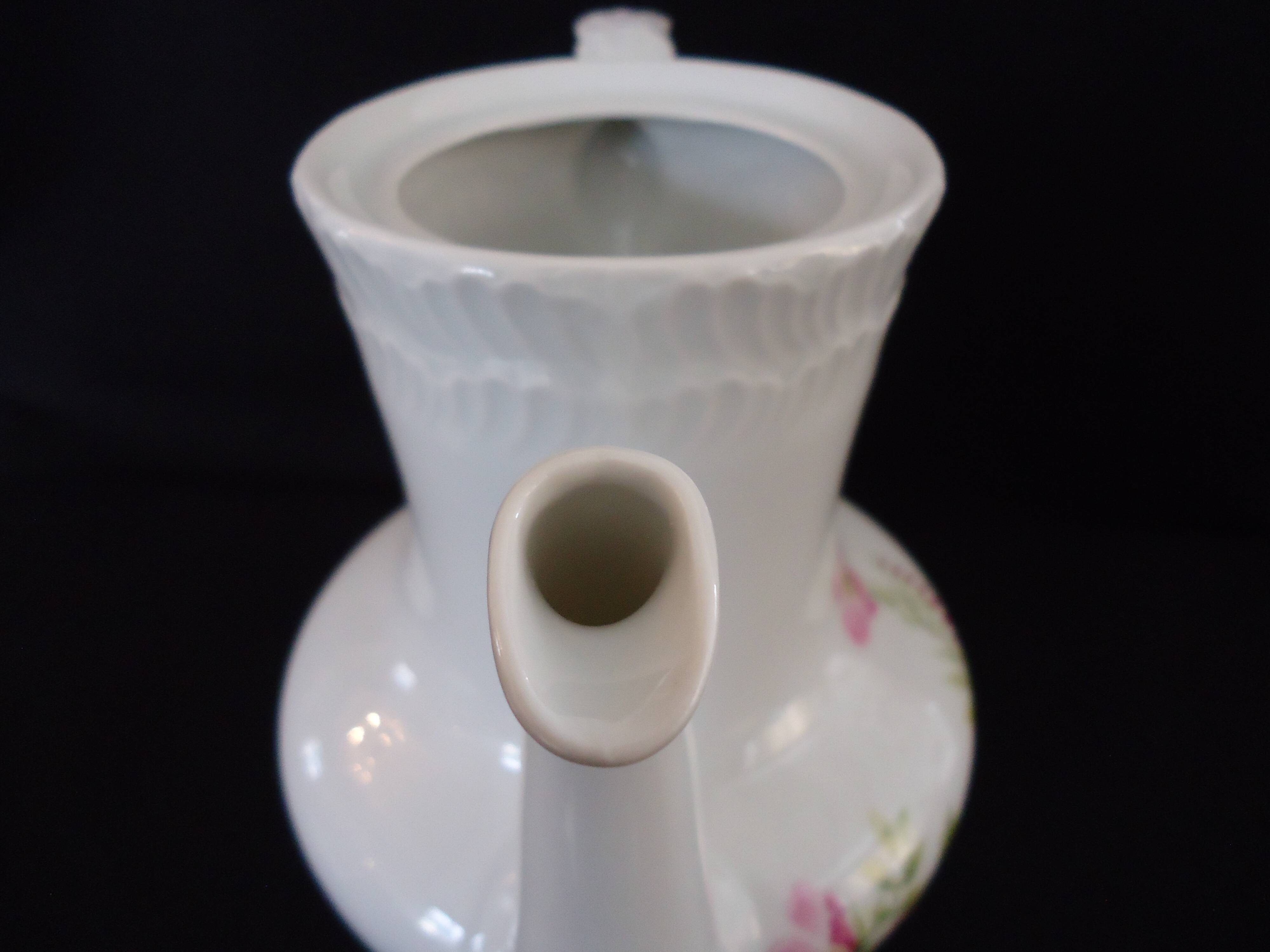 Pouring coffee pot, made of Limoges porcelain, Goumot Labesse (A565)