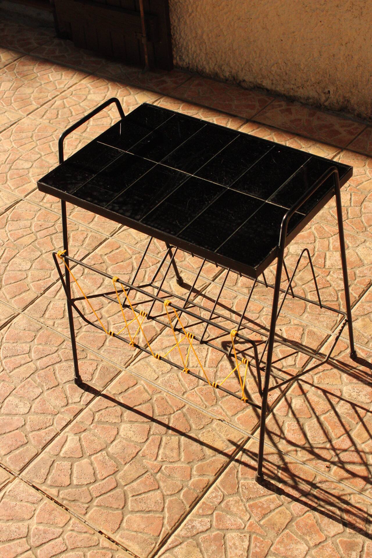 Vintage magazine/vinyl rack table – Black tiled top, scoubidou trim