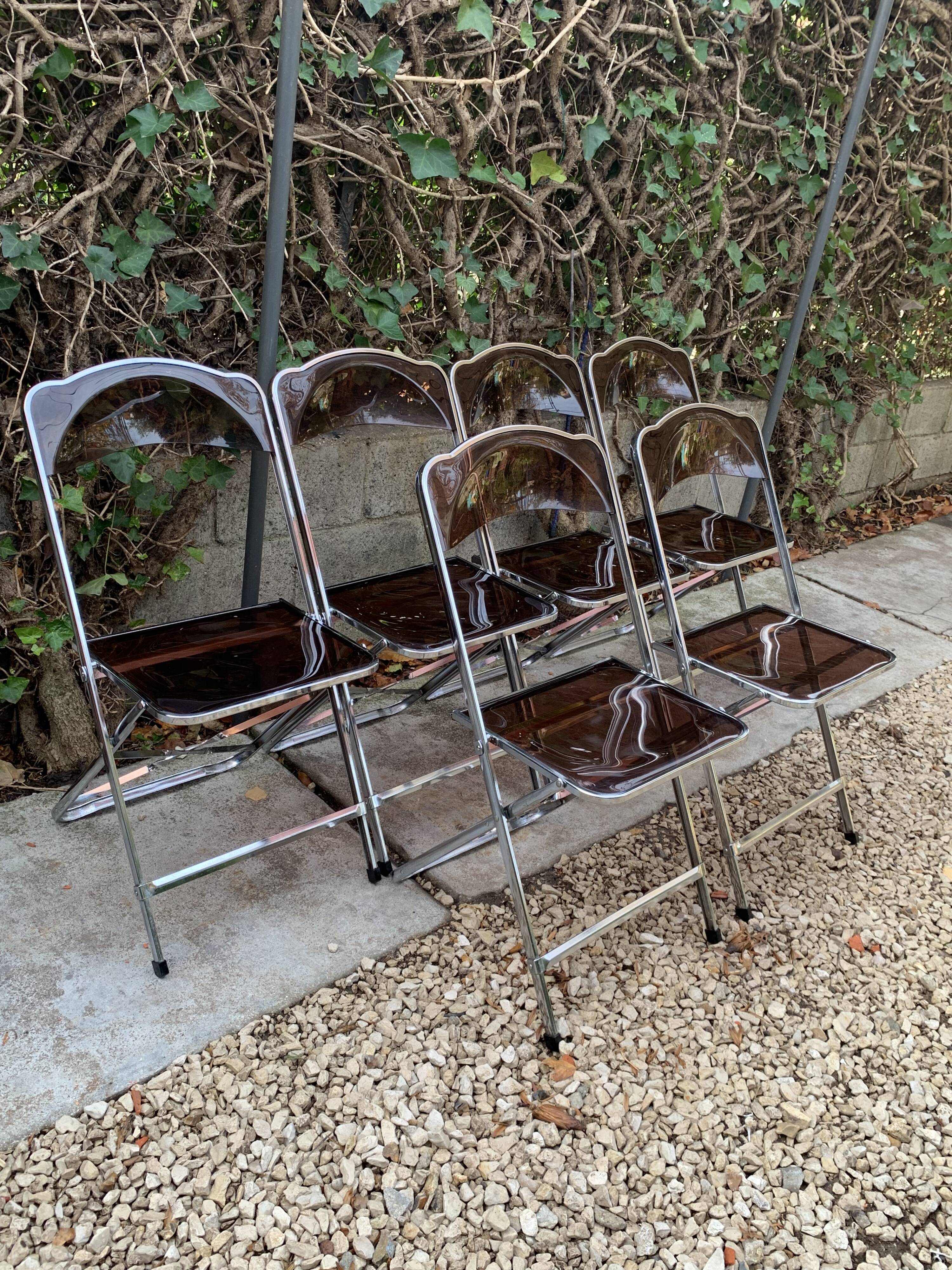 6 chaises pliantes en Plexiglas fumé et métal chrome Chaisor 1970