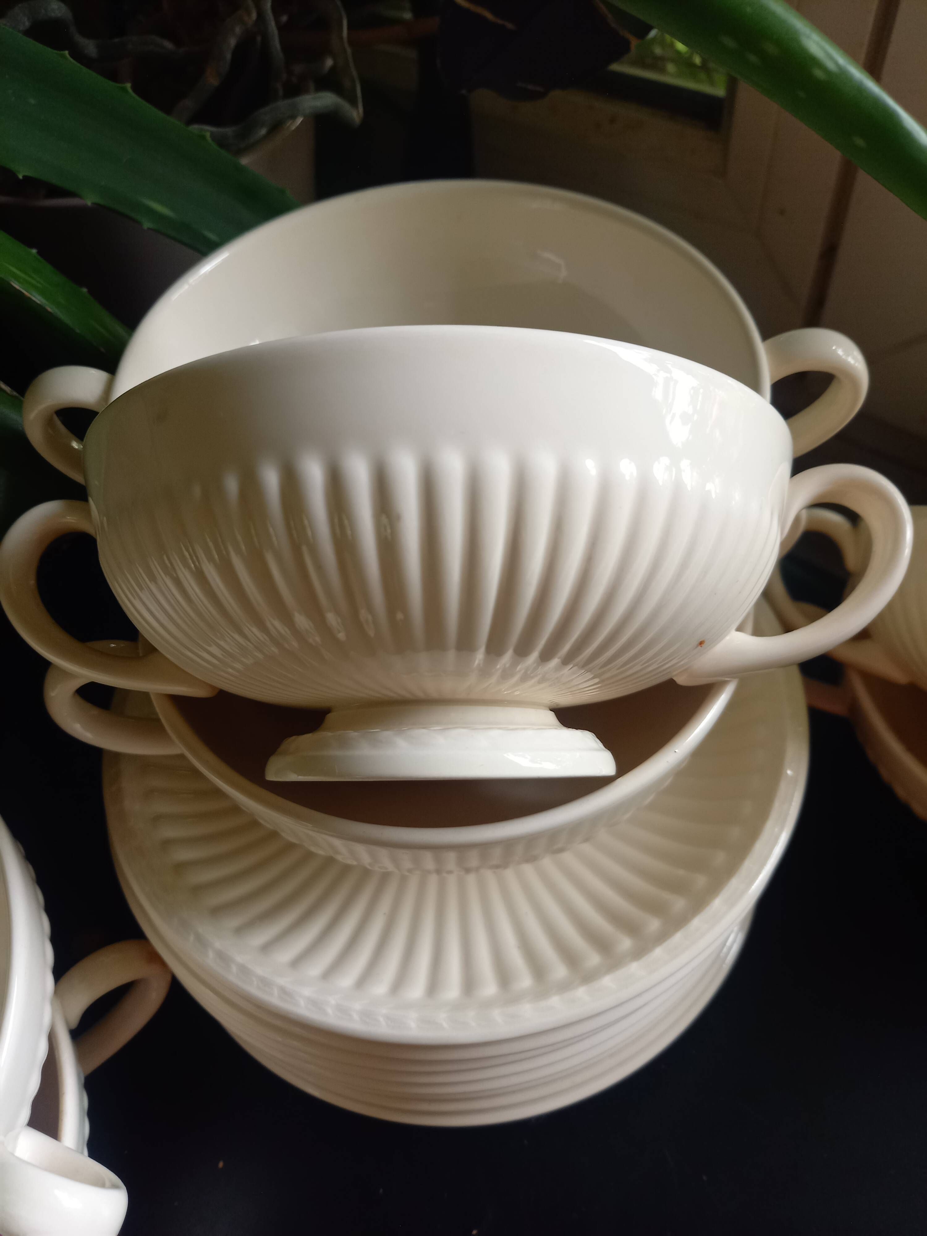 Set of 8 vintage Wedgwood cups with handles and 8 saucers
