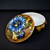 Old candy maker in glossy porcelain