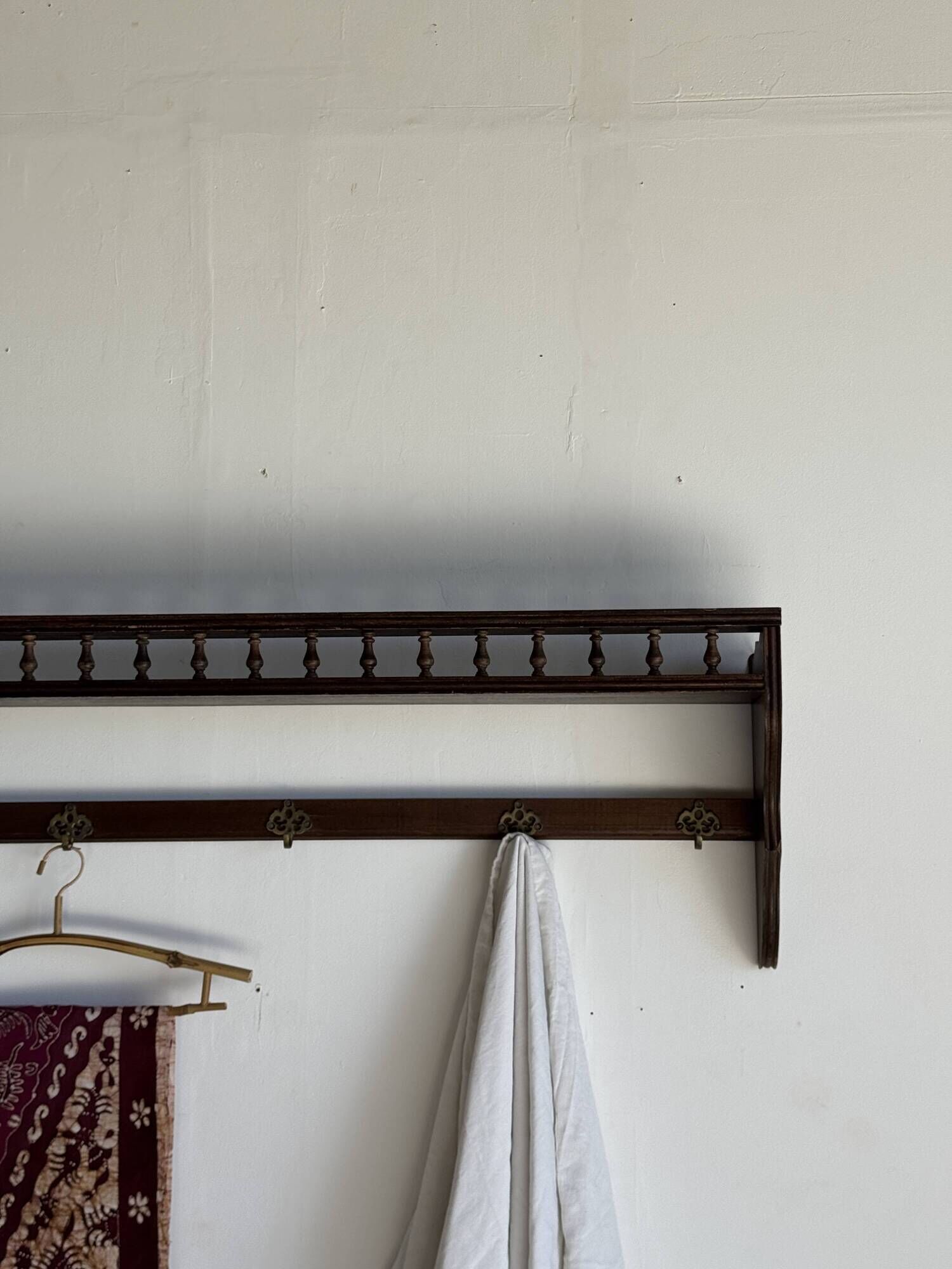 Antique wooden wall shelf with a turned gallery and 5 hooks L120 H40 D18