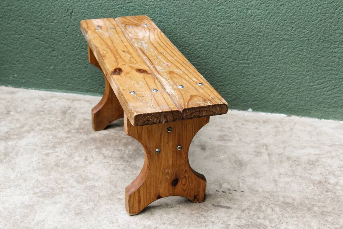 Small bench, pine steps
