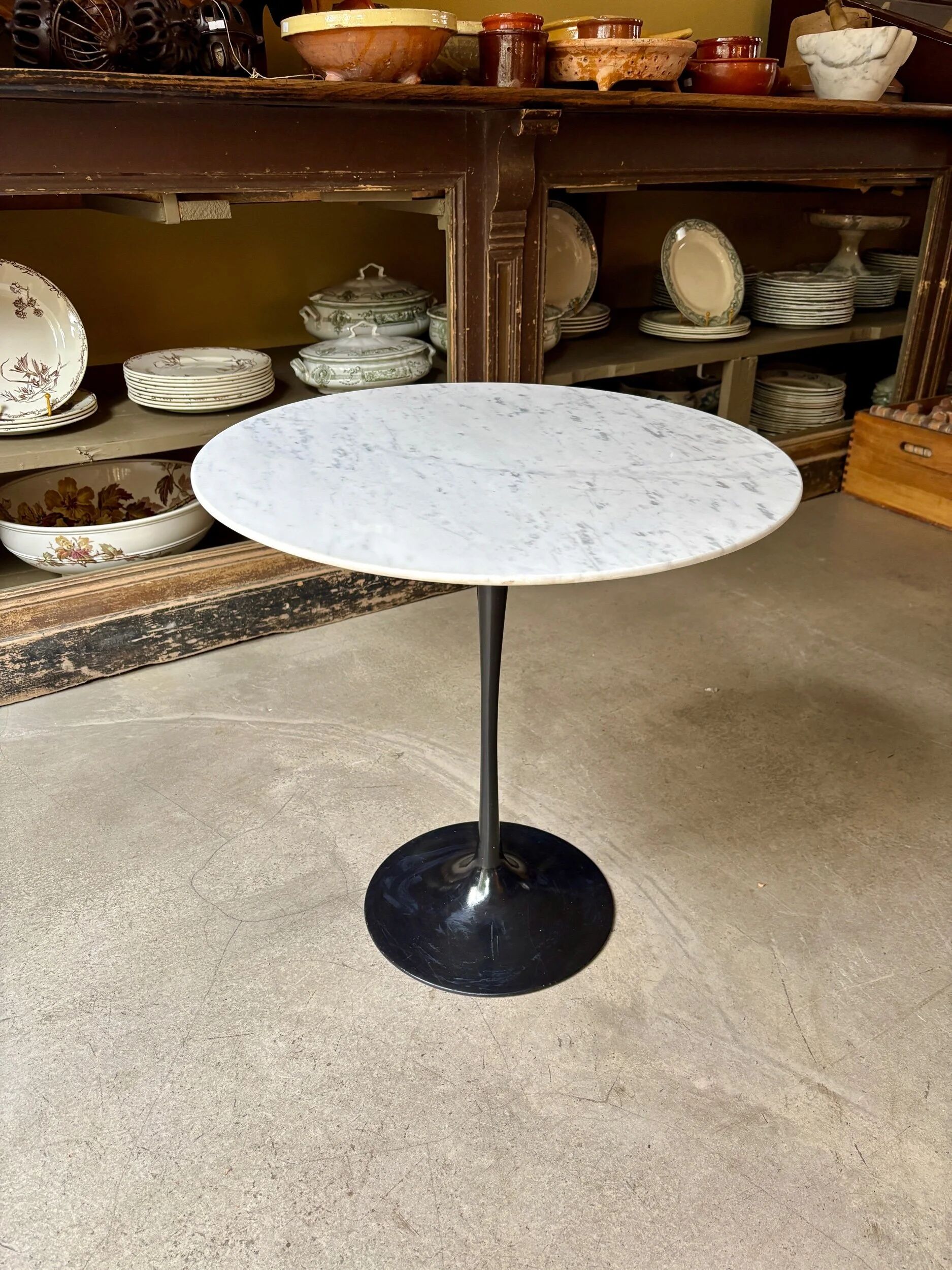 Table d'appoint, basse Eero Saarinen en marbre gris et pied tulipe noir ⌀ 51 cm